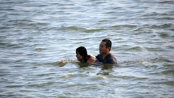 壮汉救人现场图