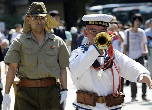 资料图：日本右翼参拜靖国神社