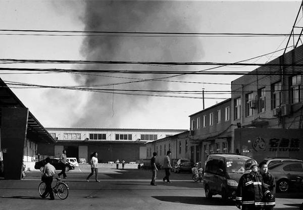 仓库起火后腾起大量黑烟 （摄 记者黑克）