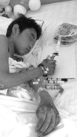 　女童在治疗期间画画。京华时报记者杨凤临摄