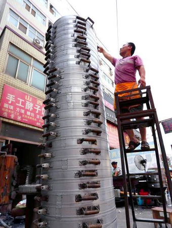 郑州馒头店摞30层蒸笼-店主登梯工作2