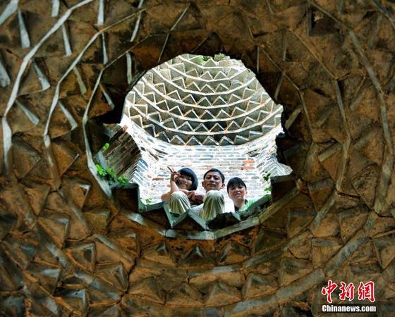 图为8月25日，“无腿女孩”蒋张子怡在父母的?；は略谒诓喂?。卓忠伟 摄