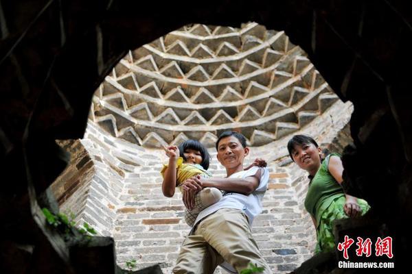 图为8月25日，“无腿女孩”蒋张子怡在父母的?；は略谒诓喂邸Ｗ恐椅?摄5