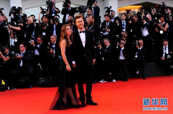 8月27日，在意大利威尼斯丽都岛，开幕影片《鸟人》主演爱德华·诺顿（右）亮相威尼斯电影节开幕红地毯。当日，第71届威尼斯电影节在意大利威尼斯丽都岛开幕。 新华社记者 许逆之 摄