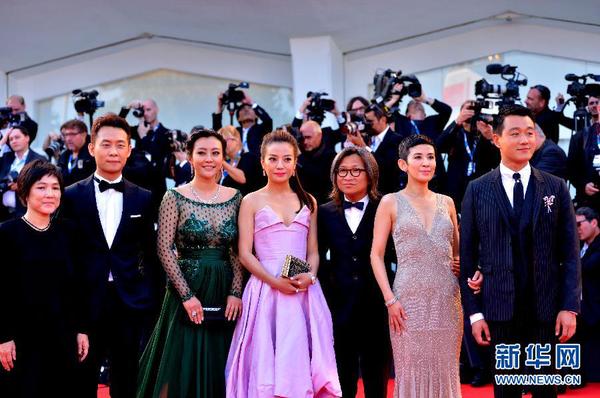 8月27日，在意大利威尼斯丽都岛，影片《亲爱的》导演陈可辛（右三）、主演佟大为（右一）、赵薇（中）、张译（左二）、郝蕾（左三）亮相威尼斯电影节开幕红地毯。当日，第71届威尼斯电影节在意大利威尼斯丽都岛开幕。 新华社记者 许逆之 摄 - 副本