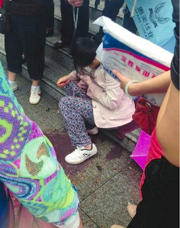 孕妇当街生子路人撑伞围成爱心产房-雨水冰冷温情不冷4