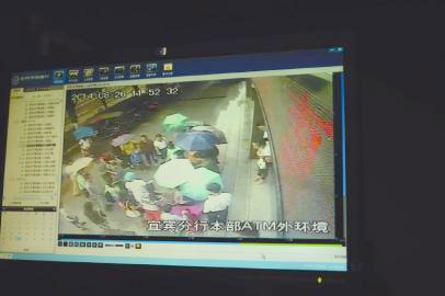 孕妇当街生子路人撑伞围成爱心产房-雨水冰冷温情不冷2