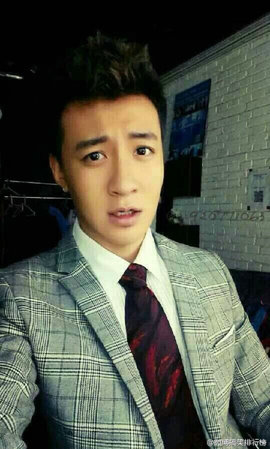 人民网北京8月27日电 （吴亚雄）继曝光了“刘星”“小雨”合影后，《家有儿女》中“刘星”死党“键盘”的近照被挖出。网友看过后纷纷表示“帅到逆袭”。