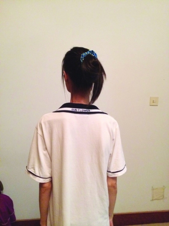 　　像衣架一样的肩膀。