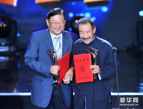 　8月31日，香港导演吴思远（左）、演员李雪健获华语电影艺术成就奖。新华社记者 许畅 摄
