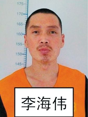 　逃跑时上穿浅蓝色短袖警衬（无警衔和其他标志），下穿深色长裤，浅色鞋。