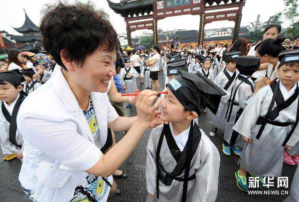 8月31日，老师为新生点朱砂开智。