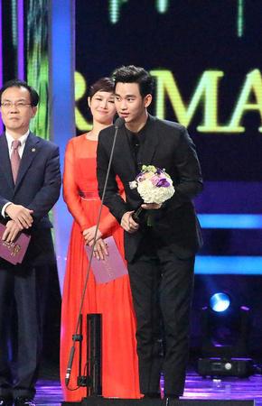 金秀贤发表获奖感言 超级认真有木有 摄 葛静怡