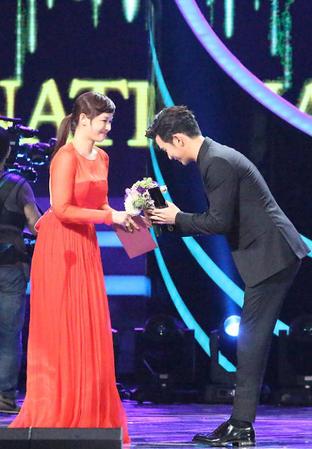 金秀贤接过奖杯 又见90度大鞠躬 摄 葛静怡