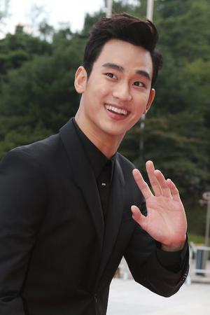 金秀贤亮相红毯 看起来心情很好啊小伙儿 摄 丁鑫