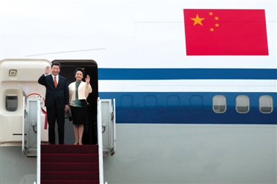 2014年7月3日，习近平与夫人彭丽媛抵达韩国访问。