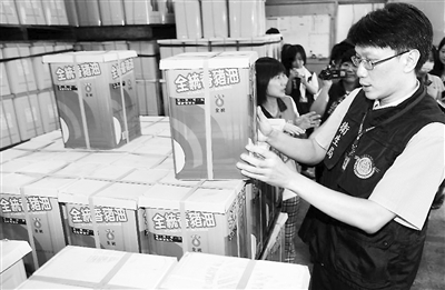 台湾食品卫生监管部门搜查问题油。新华社发