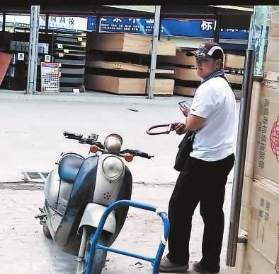 被吴良彩家人拍摄到的疑似“胖警官”