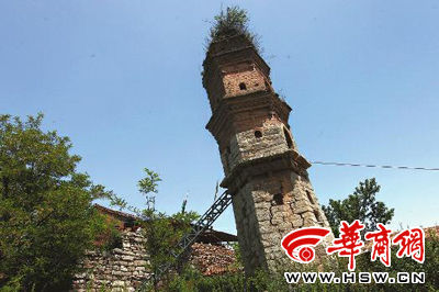 　2013年5月20日，悟空禅师塔塔身已经出现裂缝，发生倾斜，一个铁架子支撑着不至于倒塌