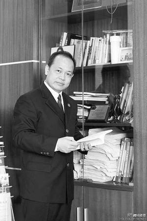 何文凯没想到，一句出于辟谣的调侃，会让他置于亮堂堂的聚光灯下。