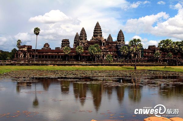 世界奇迹小吴哥庙的壮美风景。蓝天白云之下，五座神塔与五个倒影，这是吴哥旅游的代表性景观。