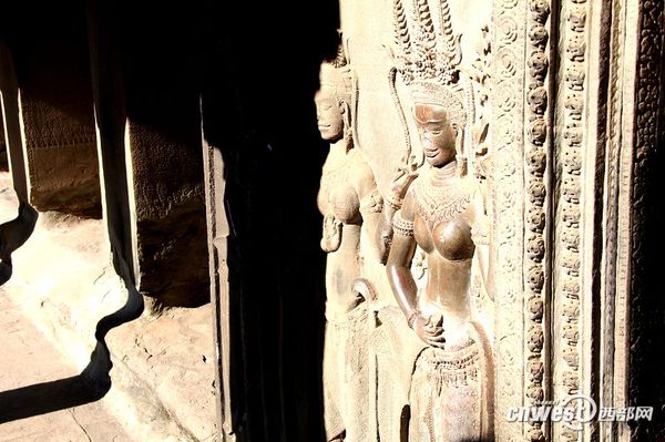 精美的仙女浮雕，立体感非常强，丰满的胸部被游客摸得发亮。