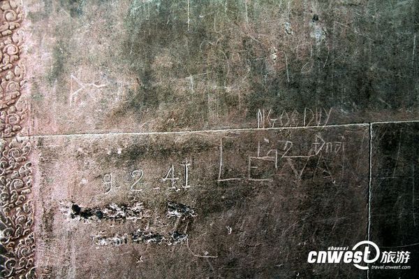 小吴哥庙中，可以看到许多被游客乱刻乱画的痕迹，“到此一游”堪称世界性的顽疾。