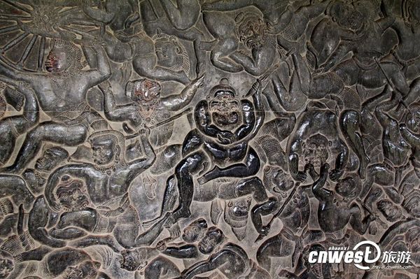 小吴哥庙走廊墙壁上精美的浮雕，展现的是?；ど裼牒镒油醮笳降墓适隆８〉窬?、立体感强，一些部分被游客摸得发亮。