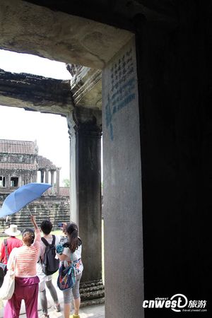 走廊中的一面石墙上惊现一首中文题诗。