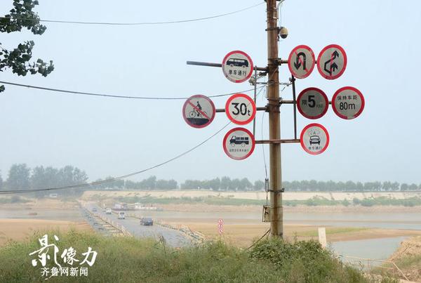 图为浮桥南侧的指示牌。（图文 李瑞平）