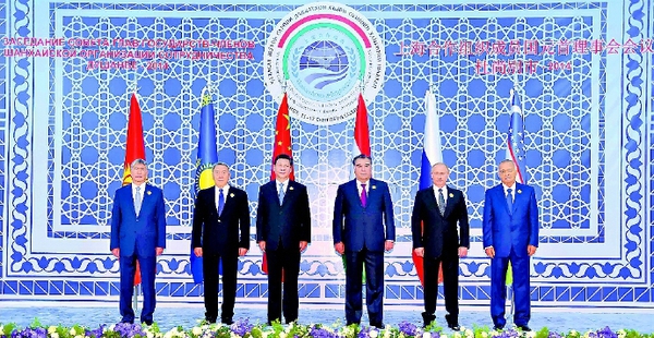 9月12日，上海合作组织成员国元首理事会第十四次会议在塔吉克斯坦首都杜尚别举行。国家主席习近平出席会议并发表重要讲话。这是与会成员国元首集体合影。 新华社记者李涛摄