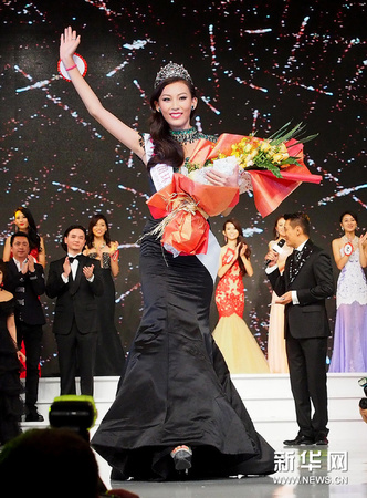 9月13日，许乃蜻胜出后向现场观众挥手致意。新华社记者 陈飞 摄