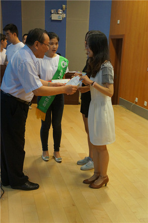 6厦门市政协副主席卢士钢为获得集体奖的学校颁发奖状及奖品_副本