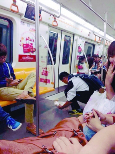 乘客拍下的孙冠儒清理呕吐物时的场景。