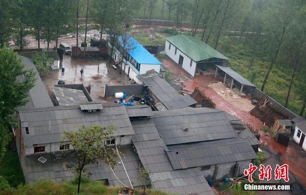 2014年9月15日，河南洛阳汝阳县马兰河因为污染变成一条“红河”，“红水”顺着山坡一直流到山下，而“红水”的源头正是附近一山顶的染料厂残留处理池。图为勒令停产关闭的涂料厂。