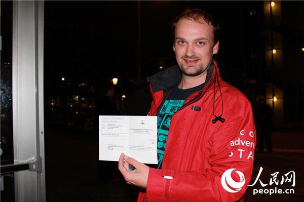 01为投票站工作人员向人民网记者展示选票  摄影：白天行