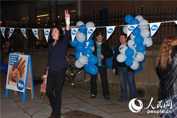 02爱丁堡接头支持独立的人群  摄影：白天行