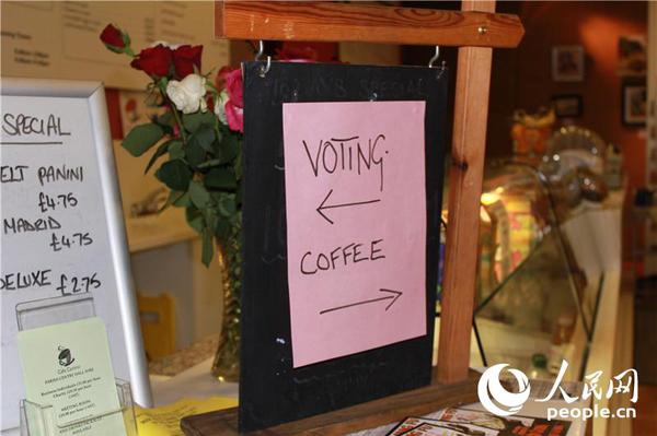 11爱丁堡一处投票站内的场景  摄影：白天行