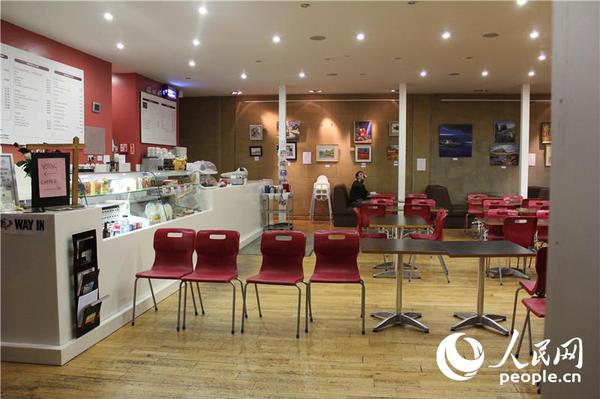 12爱丁堡一处投票站内的场景  摄影：白天行