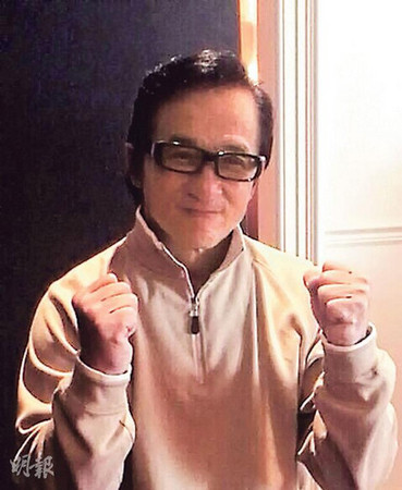 力图保持笑容的成龙，不知是否为儿子祖名的事心烦，过往浓密的头发明显发线向后移。图片来源：香港《明报》。