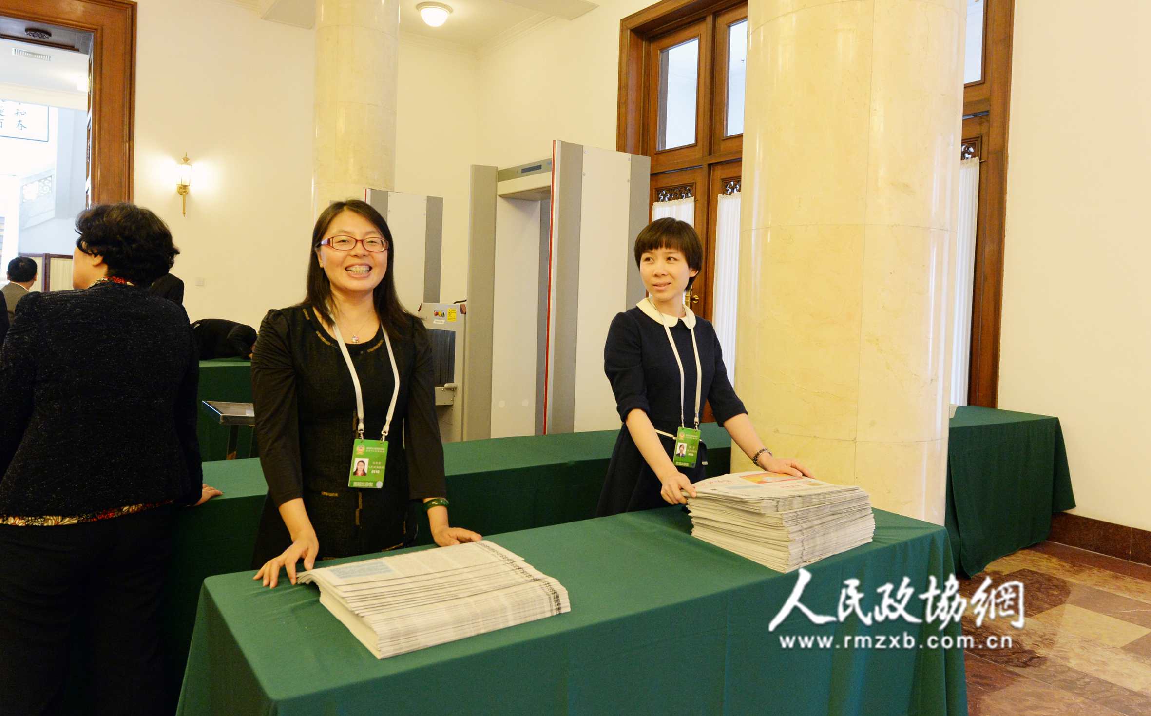 工作人员现场发放《人民政协报》庆祝政协成立65周年特刊