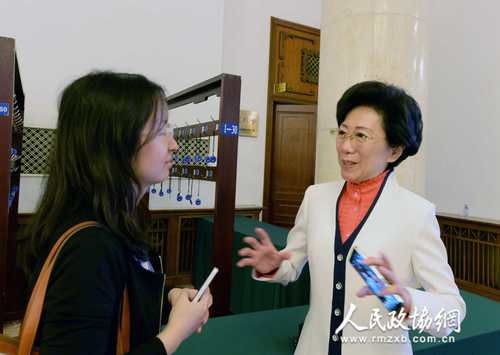 本网记者现场采访委员水印