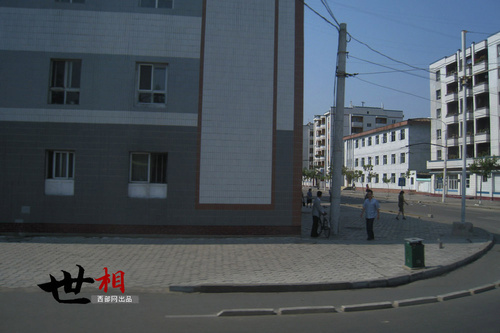 新义州市区路修的宽敞，设有自行车道和人行道。路面上的机动车并不多，机动车、自行车、行人各行其道，没有人违反交规，地面也非常的干净。