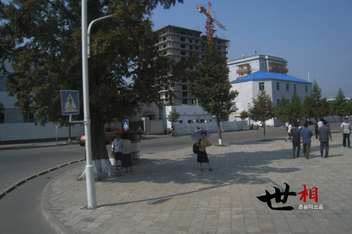 街上的朝鲜人穿着都比较整齐划一，如果看到穿T恤之类的衣服，肯定是“外国人”。