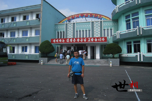 　赵云飞在当地一个幼儿园门前。