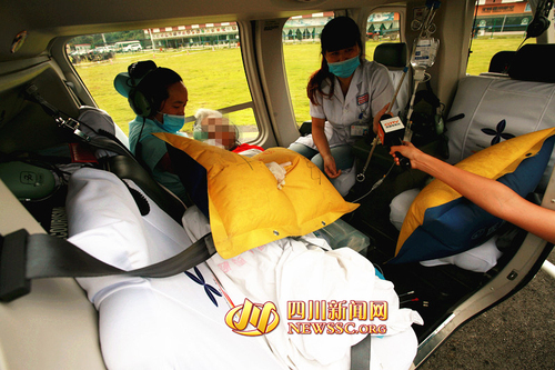 　机舱内的医生和老人