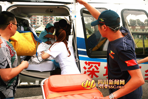 　护送老人出直升机