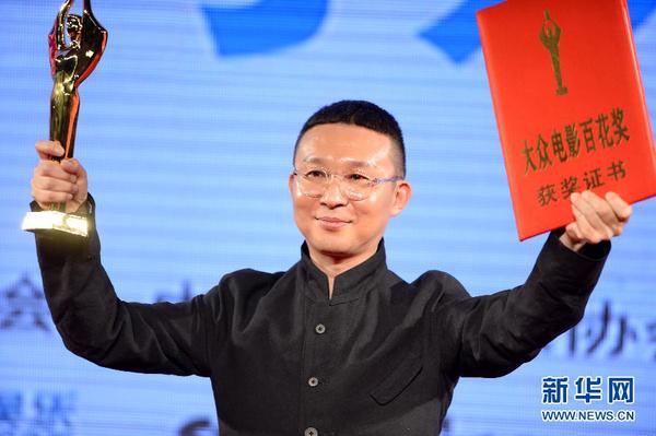 9月27日，以影片《致我们终将逝去的青春》获得最佳编剧奖的李樯在展示奖杯和证书。 当日，第32届大众电影百花奖颁奖仪式在兰州举行。新华社记者 聂建江 摄