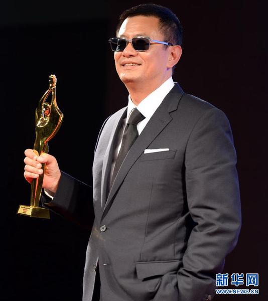 9月27日，导演王家卫出席媒体见面会，其作品《一代宗师》获得最佳影片奖。 当日，第32届大众电影百花奖颁奖仪式在兰州举行。 新华社记者聂建江 摄