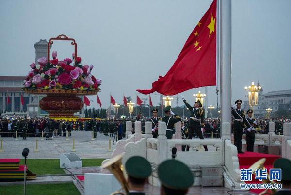 10月1日，国旗护卫队战士在天安门广场升国旗。